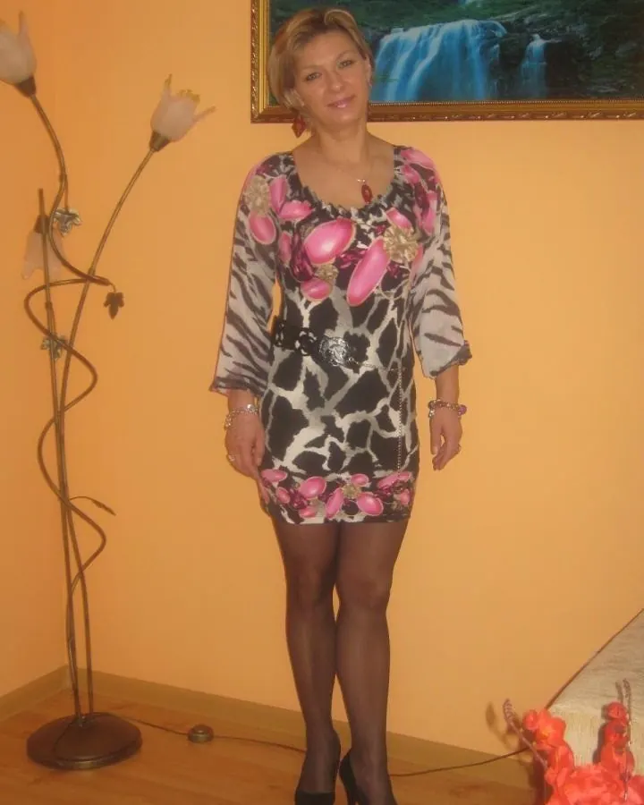 femme blonde en robe zébrée et collants noirs
