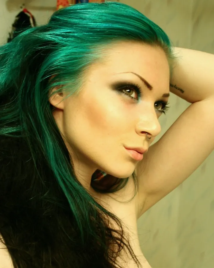femme aux cheveux verts, regard de profil