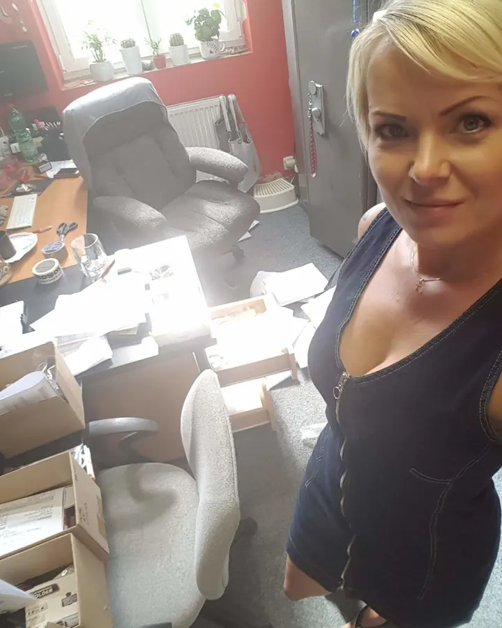 Femme blonde en robe jean, selfie dans un bureau
